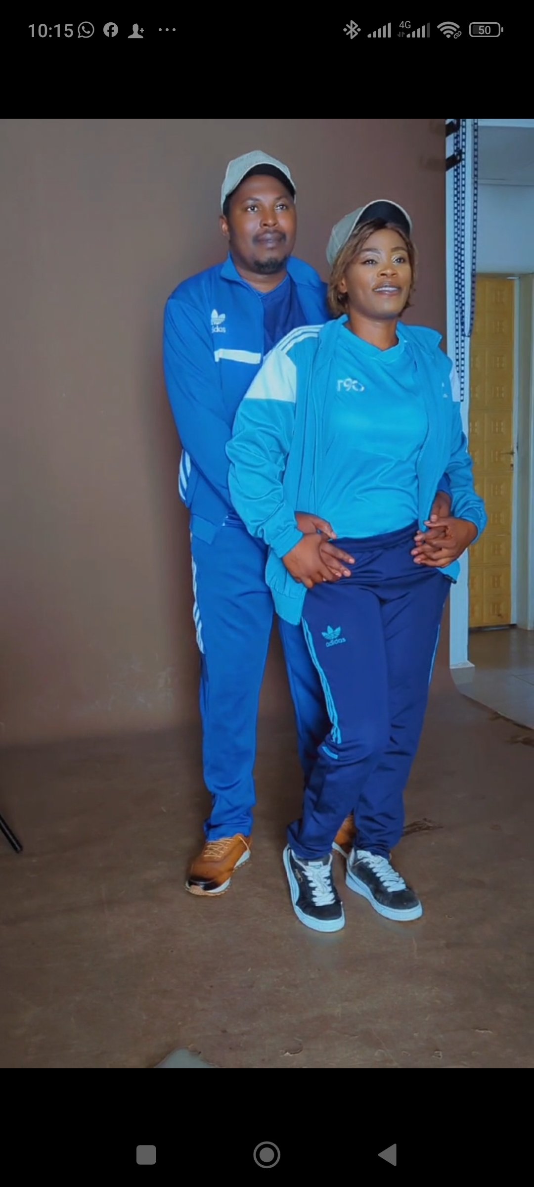 Un moment romantique entre entre le couple durant la séances shooting